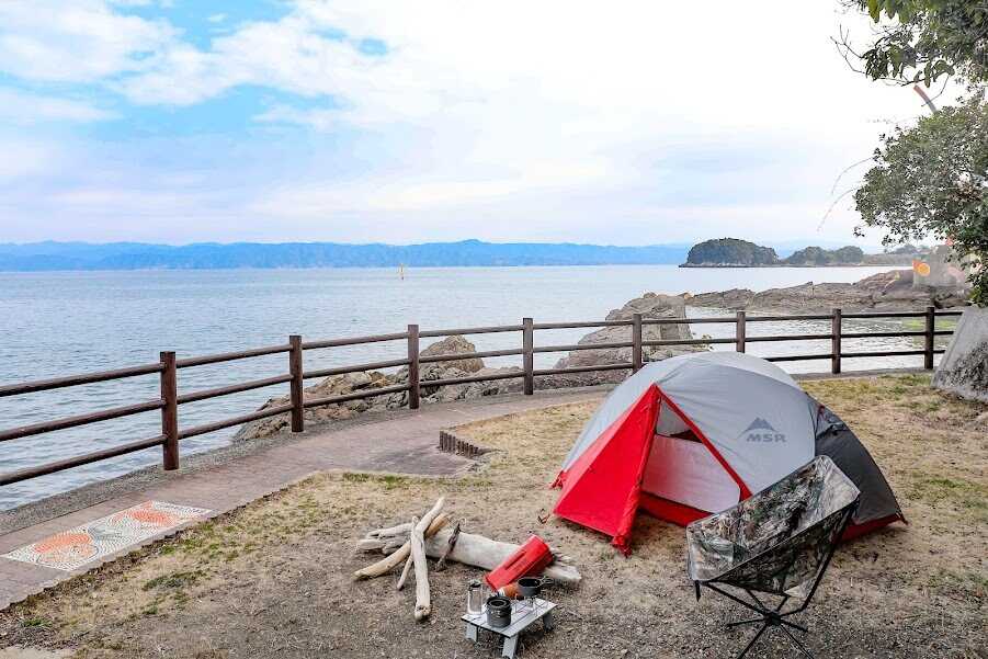 海を眺めながら静かなプライベートキャンプ。