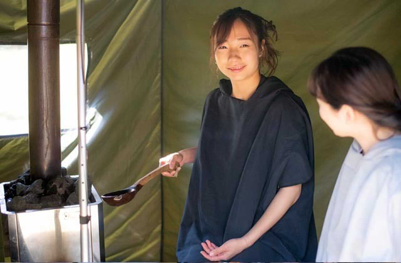 本場フィンランド式のテントサウナ。薪のやさしい炎で、芯からあったまって。