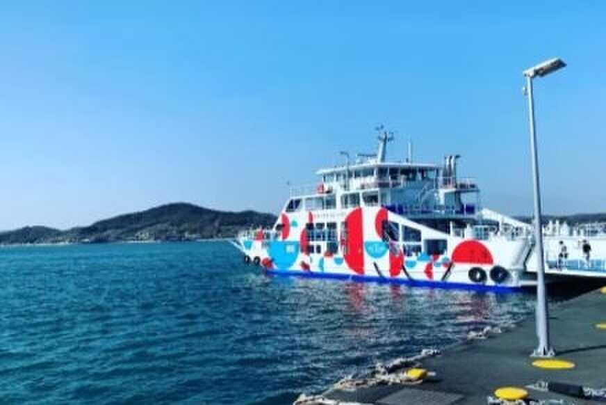 船で行く特別な旅路:赤と青のカラフルで可愛い"百風"は 車でそのまま乗船できるフェリー ここから非日常の旅へ…