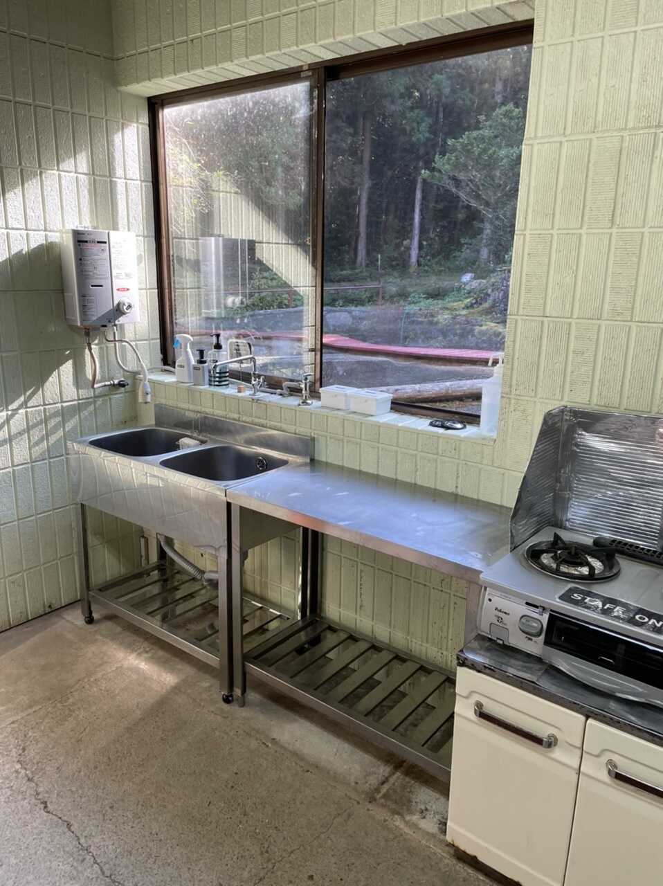 炊事場は屋内で、給湯器完備でお湯も出て安心です。