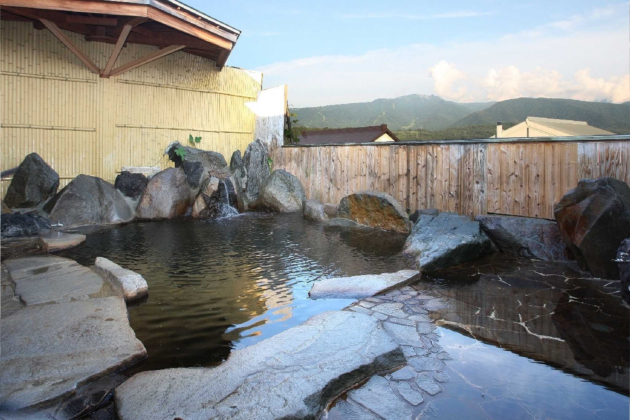 戸狩温泉 暁の湯。地元の天然温泉です。 露天風呂営業日あり。 徒歩4分