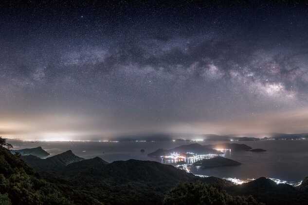 夜には、吸い込まれそうに澄んだ夜空ときらめく満点の星空を楽しめます。
