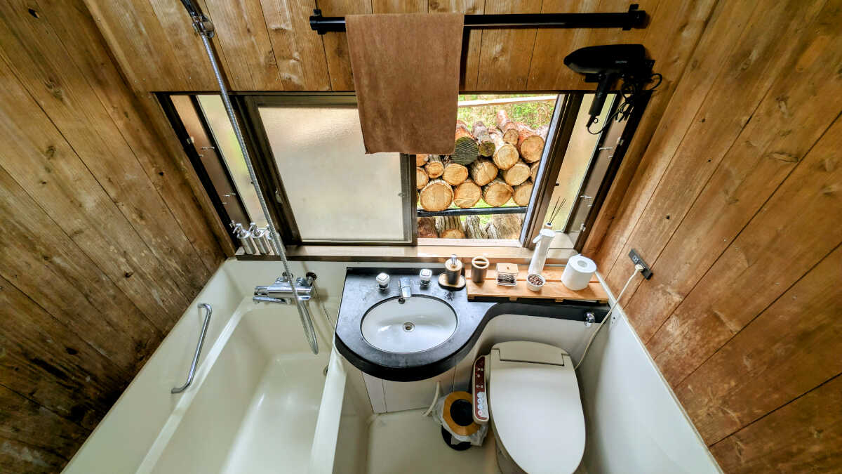 トイレは水洗式の清潔でウォシュレット付きです!ユニットバスも付いてます