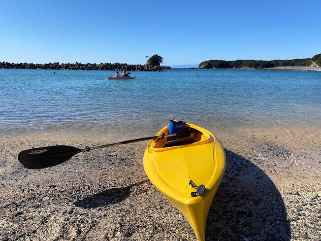 あづり浜でシーカヤック体験がお楽しみいただけます。お申込みは管理棟または志摩で遊び隊HP(http://shima-asobitai.com/)からどうぞ!