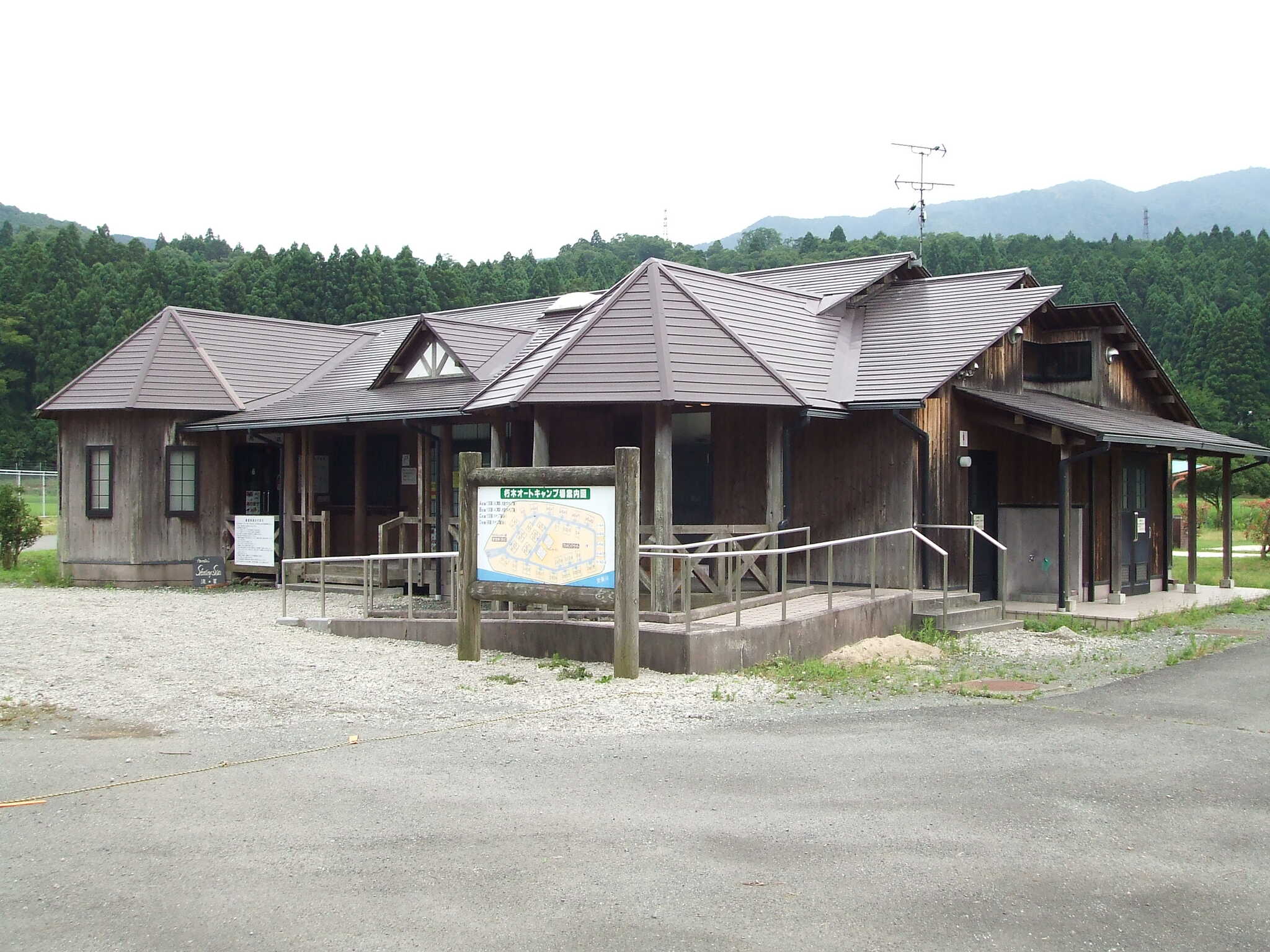 管理棟(受付の際はこちらまでお越しください。)