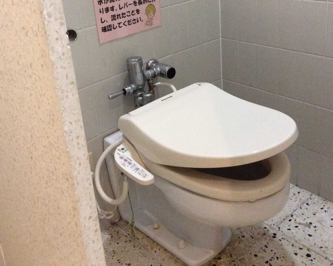 トイレは清潔な温水シャワー付き!
