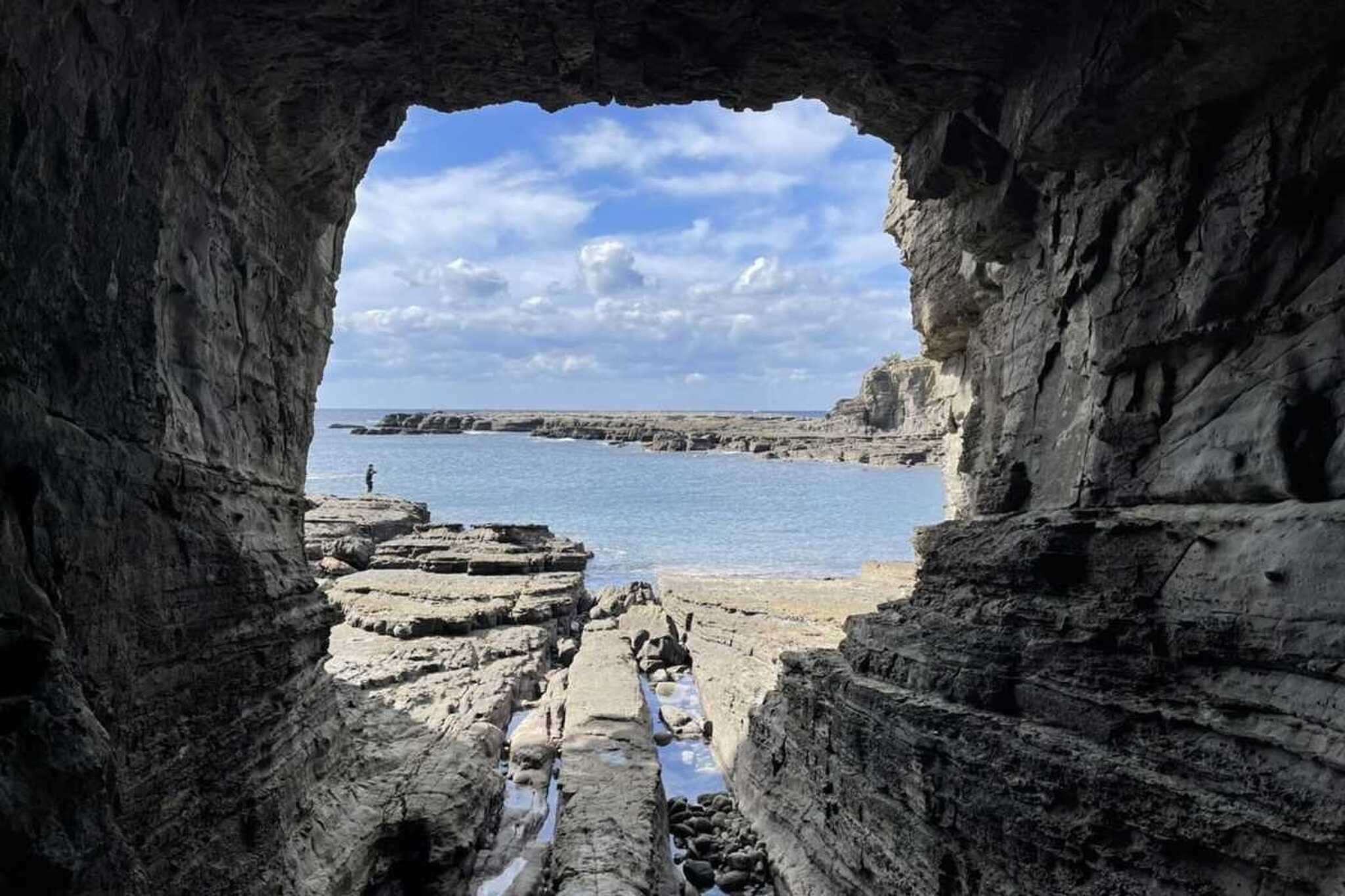 志原海岸の鳥毛洞窟(干潮の時のみ訪問可能)など、冒険心くすぐる観光地も!