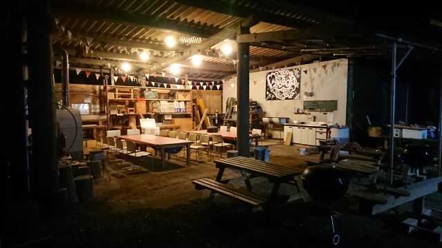 夜間はご自由にお使いください。雨宿り、食事など