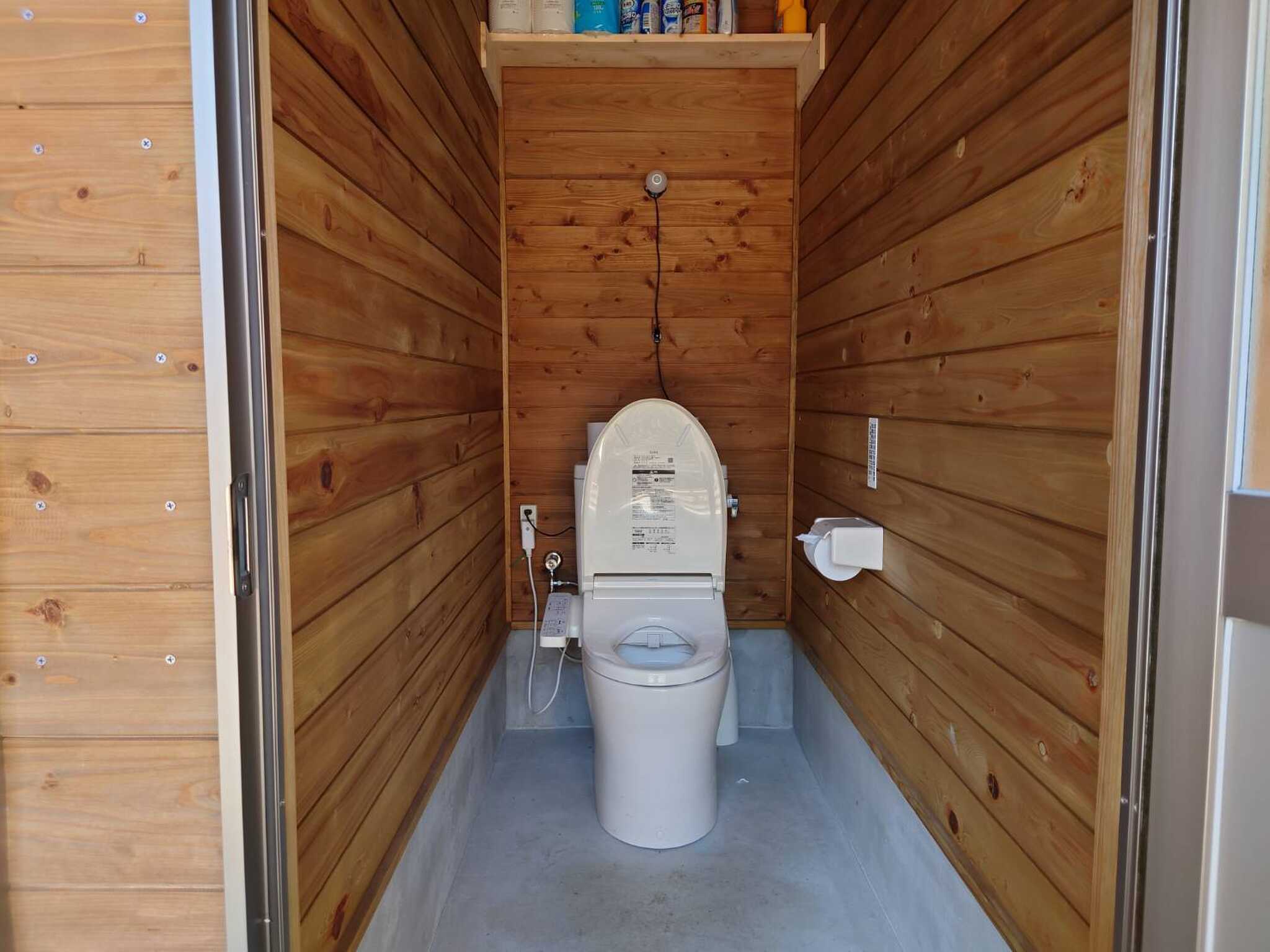 トイレは温水シャワー付きです
