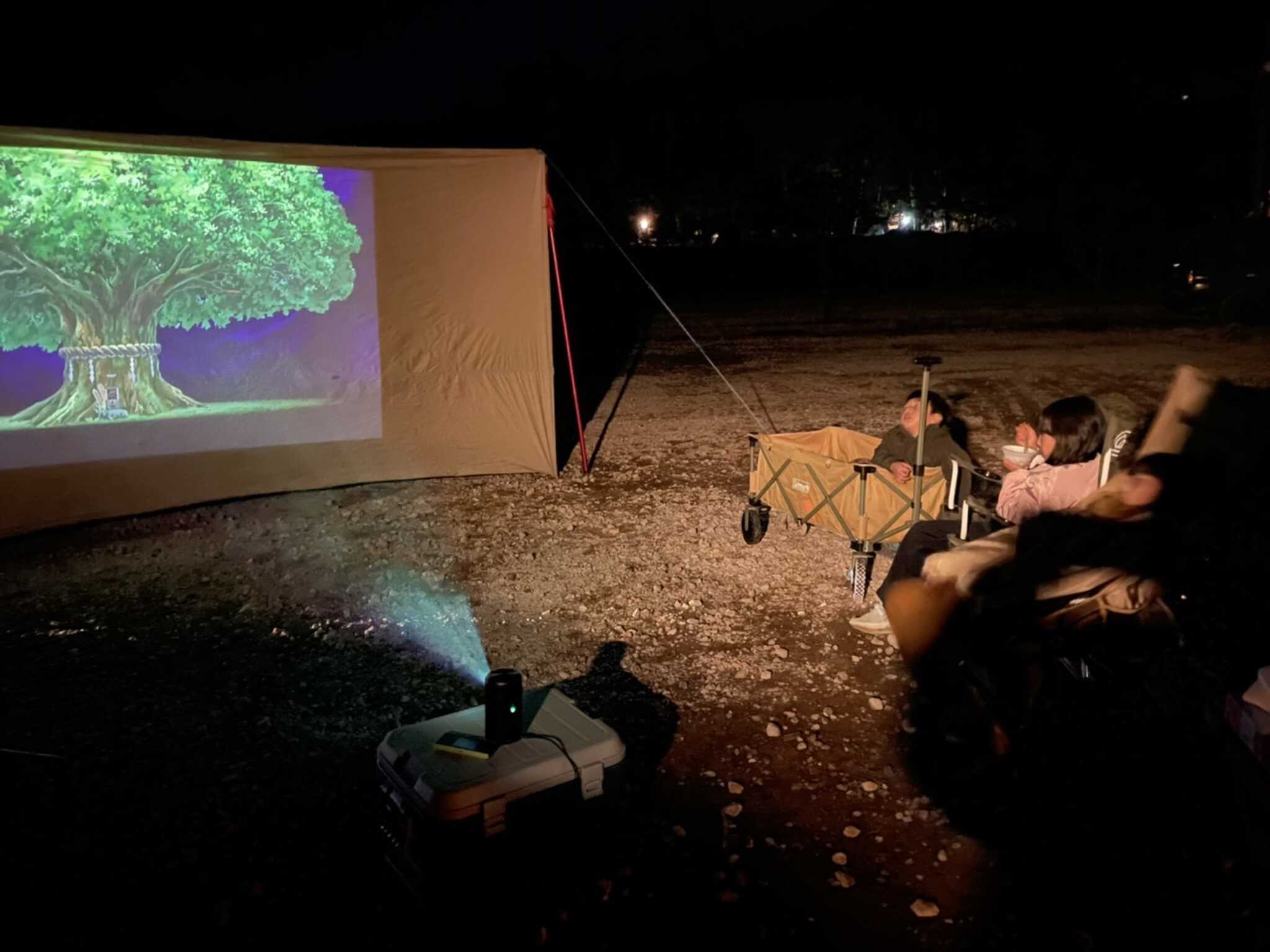 星空の下でプロジェクター、大画面でのゲームや映画鑑賞