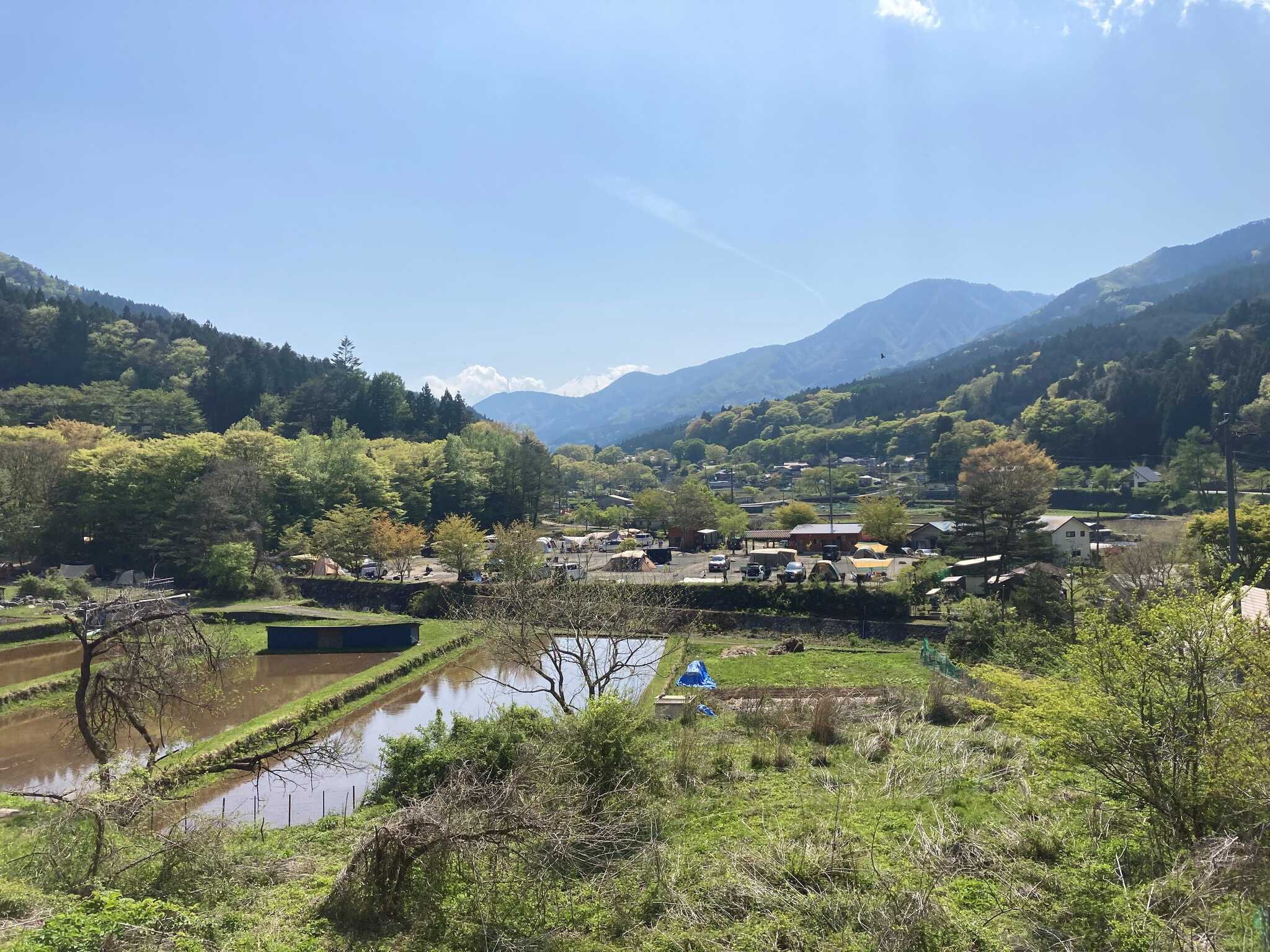 遠くに見える富士山とキャンプ場の状況