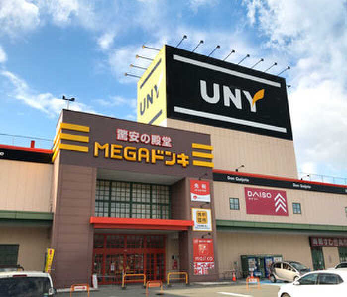 食材は現地調達で大丈夫。 キャンプ場から一本道を天竜川方面へ走ると10分ほどでメガドンキホーテとカインズホームがあります。里山的立地のキャンプ場ならではの利便性。食材買い忘れて「しまった!」ってときでも安心です。