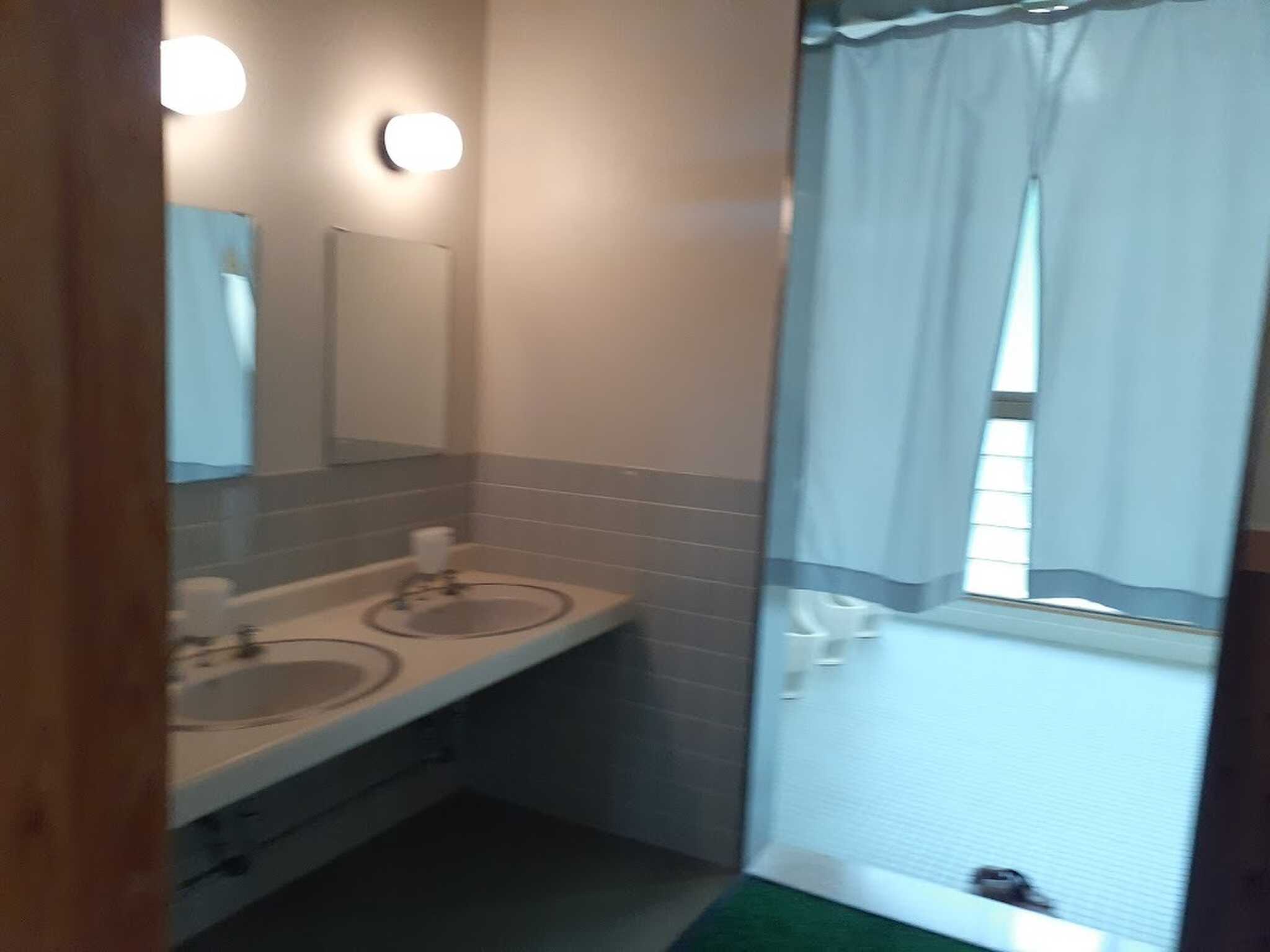 手洗い場も学校のトイレの入り口にあります。