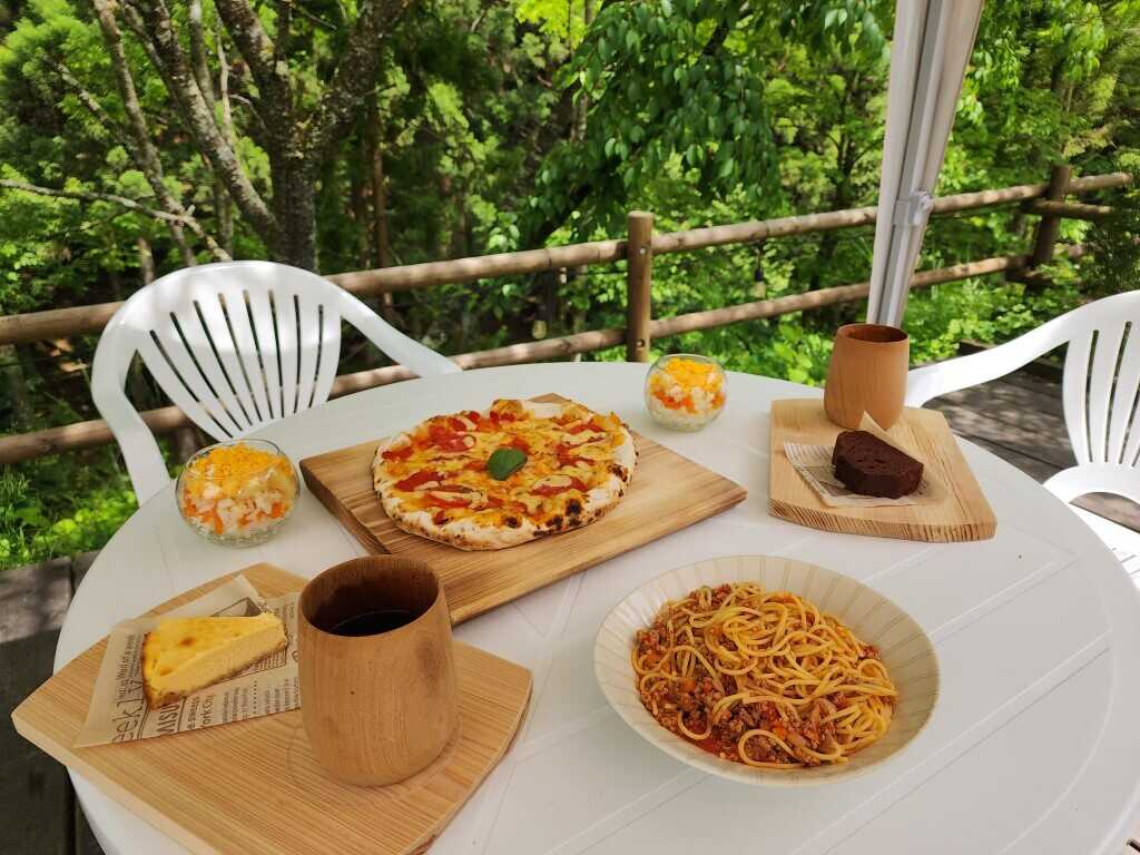 土日祝日営業のカフェも併設しております☆ 美味しいコーヒーはもちろん、焼き立てピザやおいしいパスタなどのお食事もございます♪