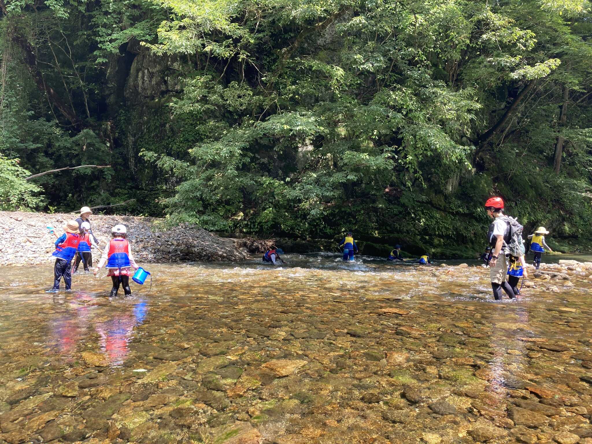 ◆ 『美渓を完全貸し切りで川遊び』 当キャンプ場はなんと川まで貸し切りで使えてしまうのです!!!周囲は断崖絶壁となっており、キャンプ場の敷地からしか川へは降りられません。そのため周囲を気にせず思いっきり川遊びをお楽しみ頂けます!浅瀬もあるので小さい子も川遊びをお楽しみ頂けます!