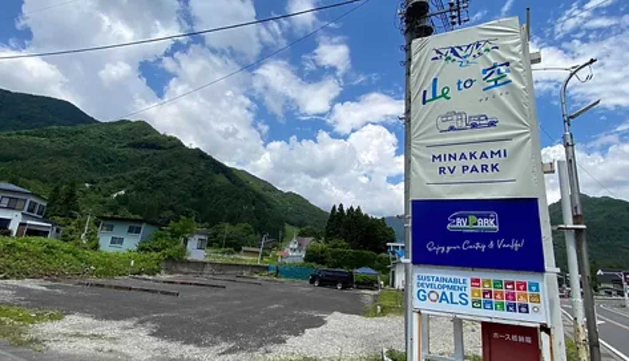 目印の看板です。R295沿いでアクセス良し!