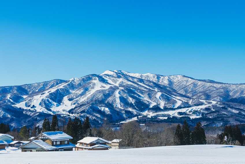冬季はスキー場として営業している山斜面をキャンプ場に!