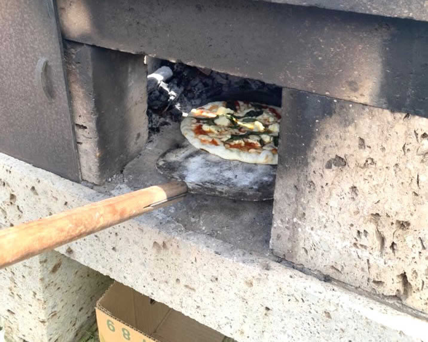 屋根付きの屋外キッチンではピザ釜もご利用いただけます!