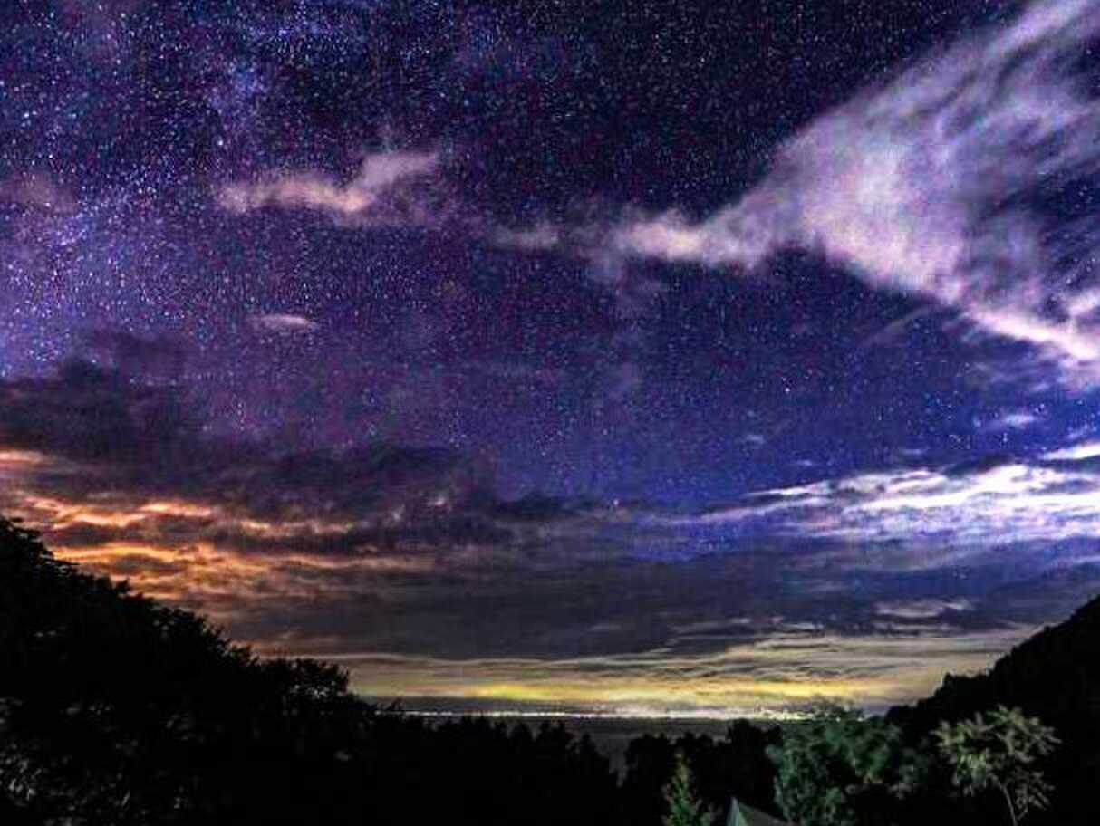 集落から離れているため満天の星空と夜景が見えます。