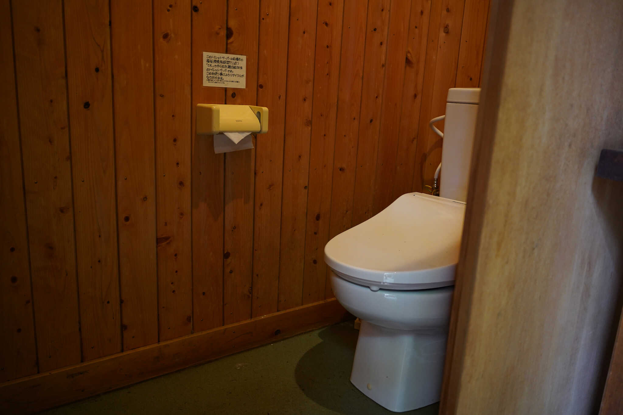 トイレ棟は女性でも安心のウォシュレット付き♪
