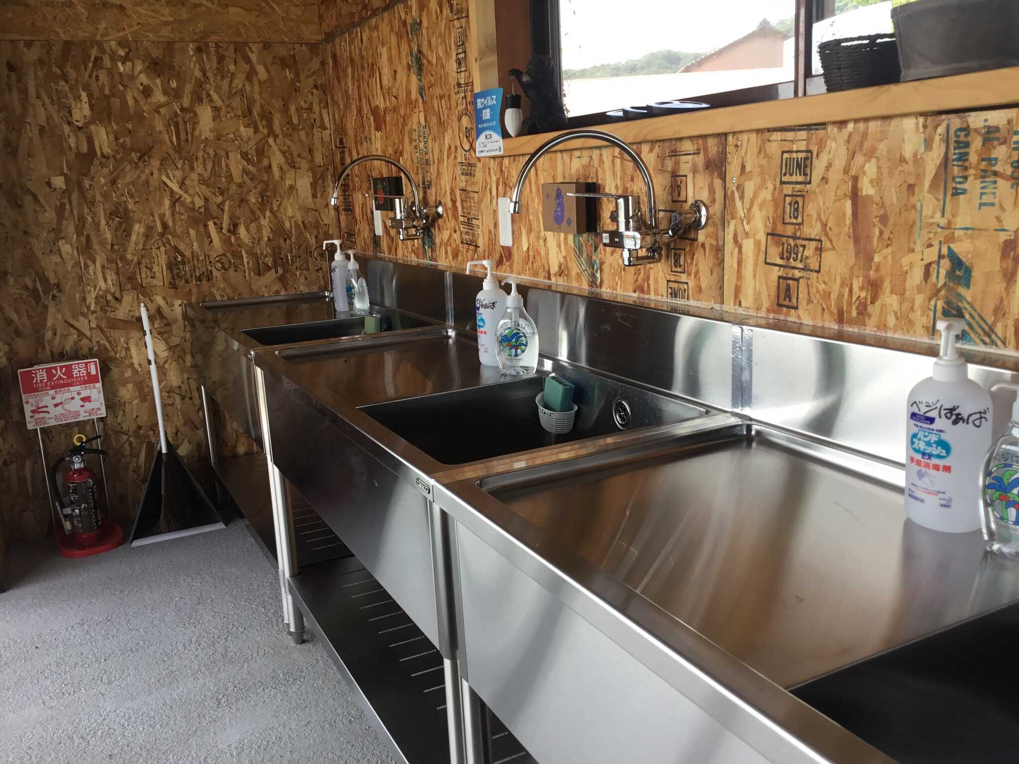 炊事場です。給湯器もついています。