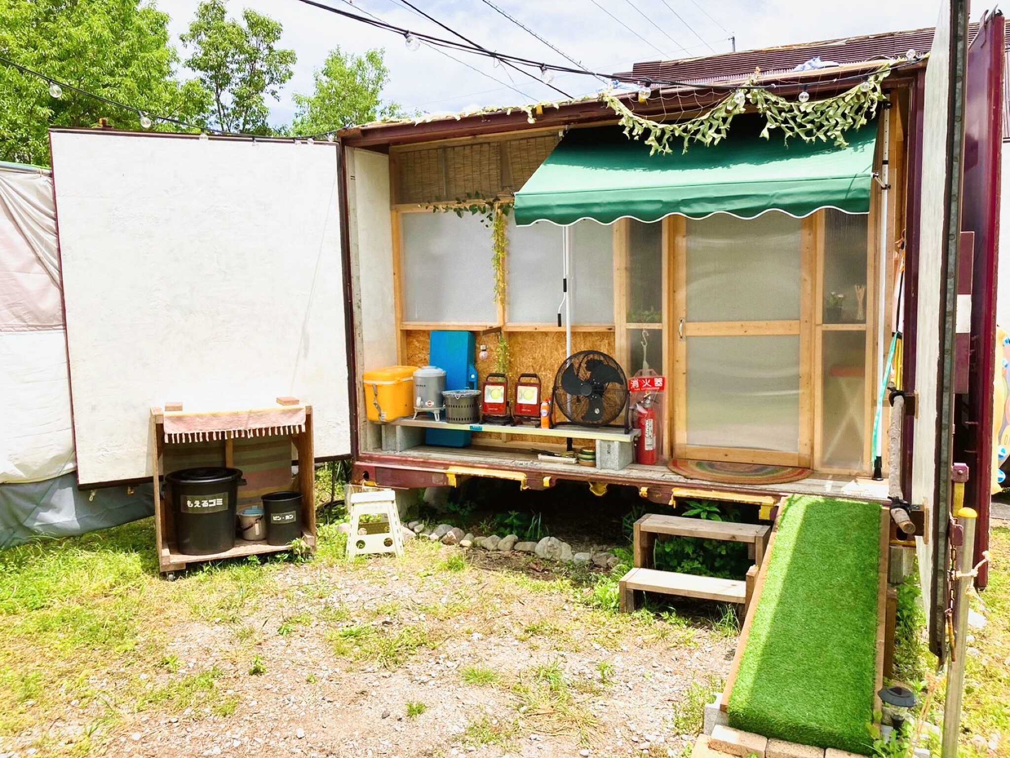 ♦︎コンテナ小屋♦︎キッチン・シャワー・水洗トイレ(ウォシュレット)があります。冷蔵庫、電子レンジ、給湯器あり。