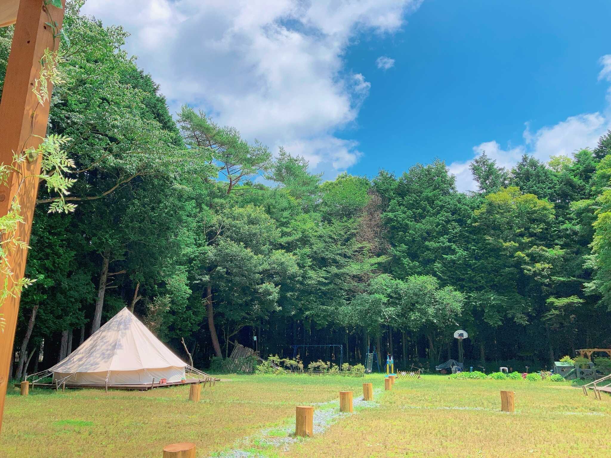晴れた日は緑が眩しく、森林からの優しい風が感じられます。