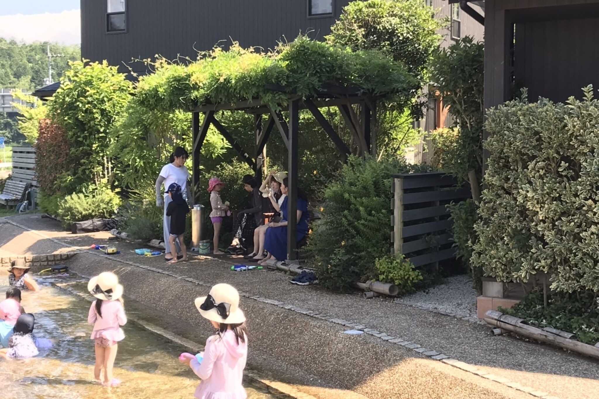 水遊びができるスペースもあり、ベンチに座りながらお子様の様子も見れます。