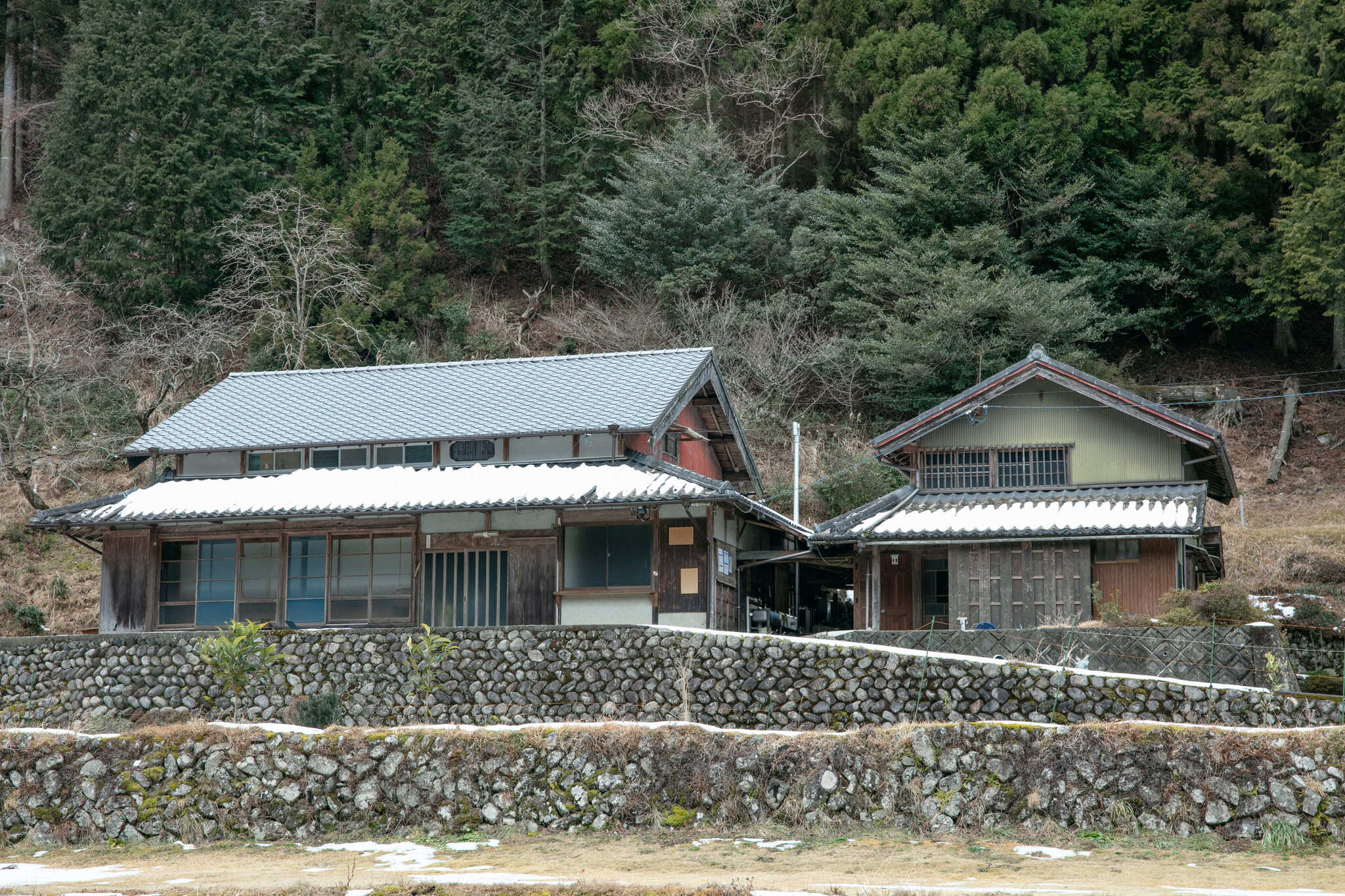 左:管理棟、右:クラブハウス