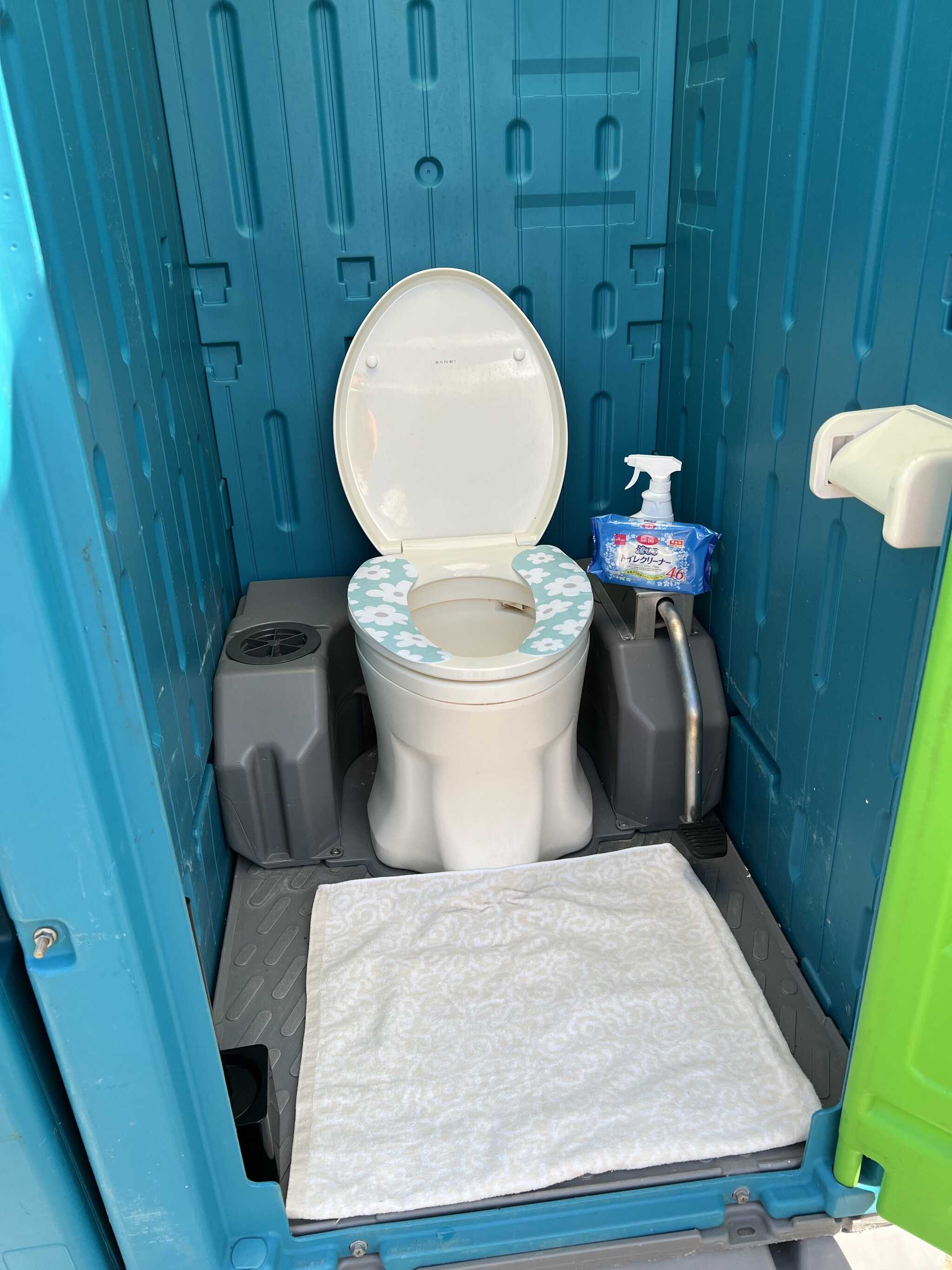 簡易水洗の仮設トイレがございます