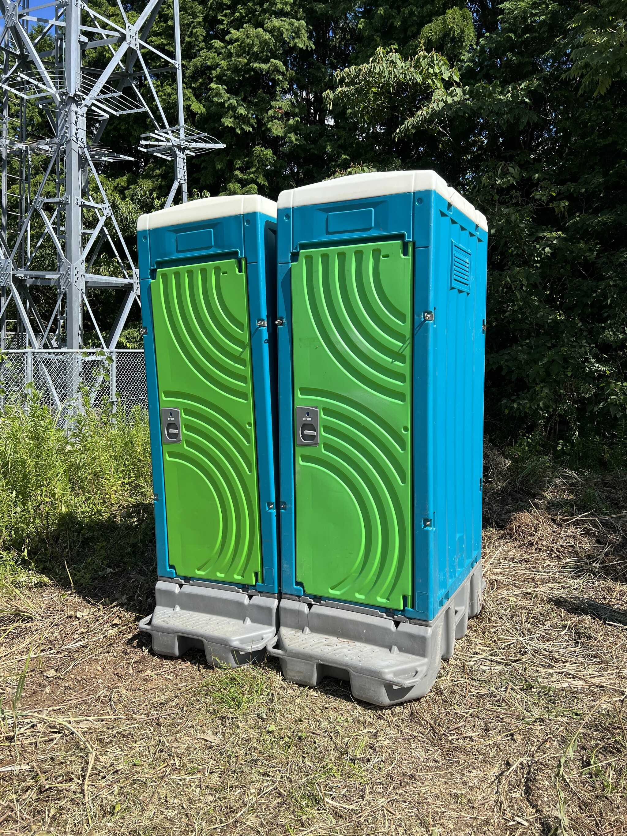 簡易水洗の仮設トイレがございます