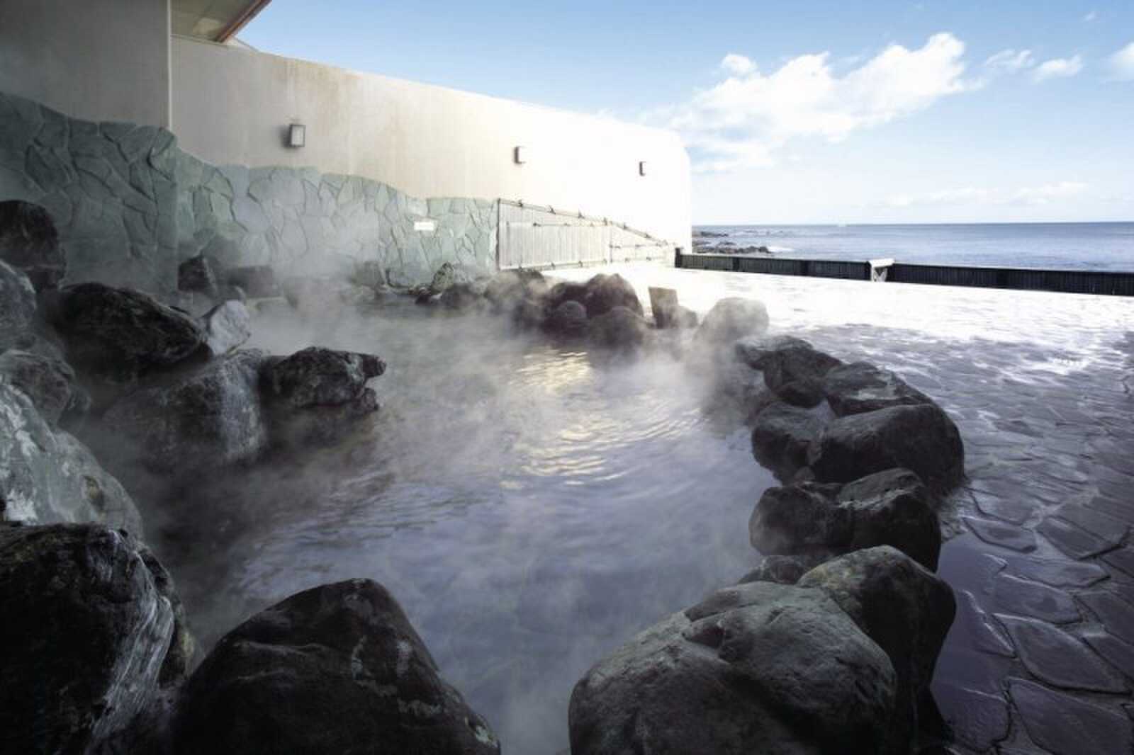 近くには海の水平線を見ながら入浴できる天然温泉・サウナ施設があります。キャンプご利用の方は特別価格500円(通常2000円)で入浴可能です。