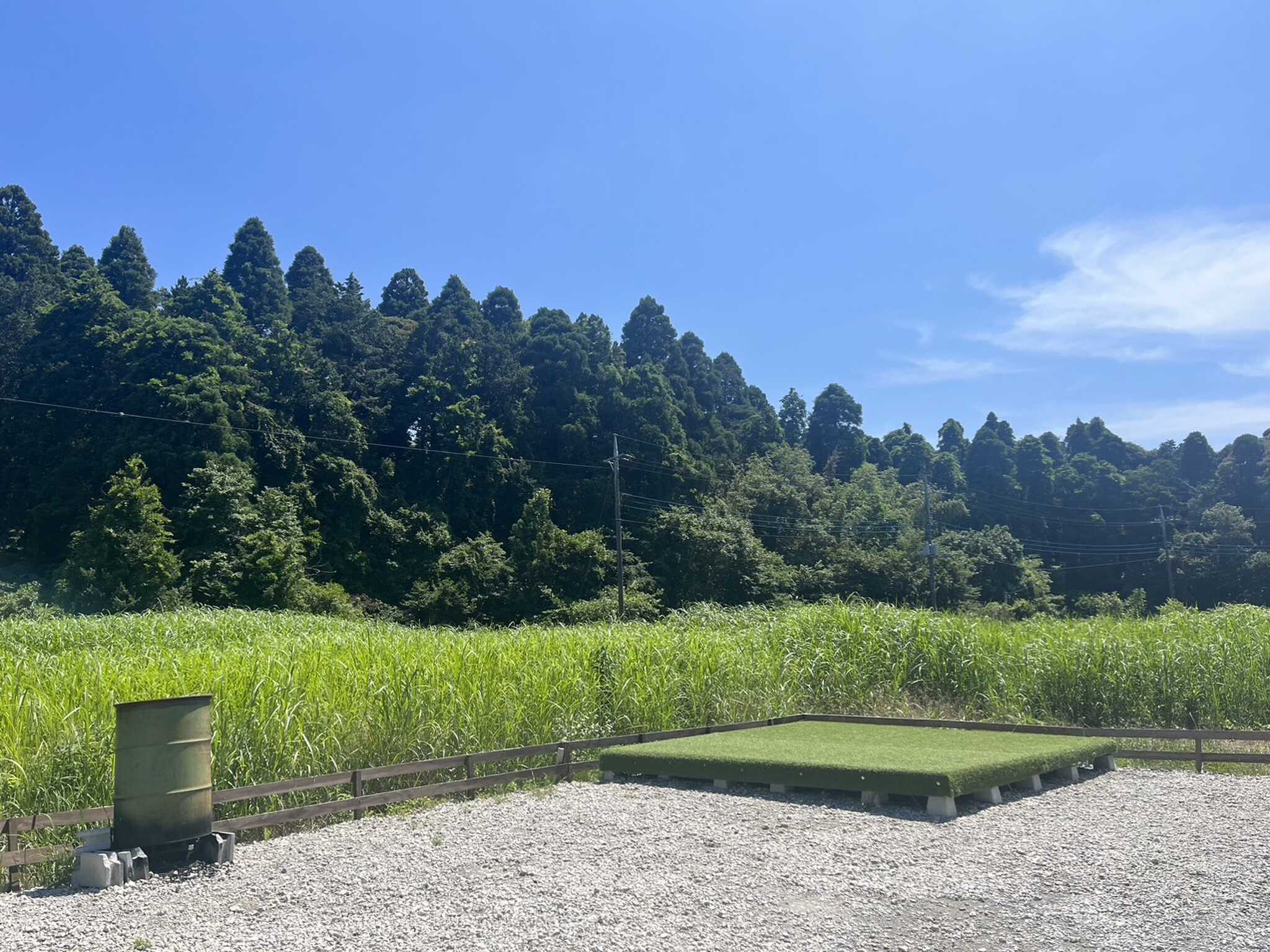 人工芝の上には、テントやプールを広げたりします