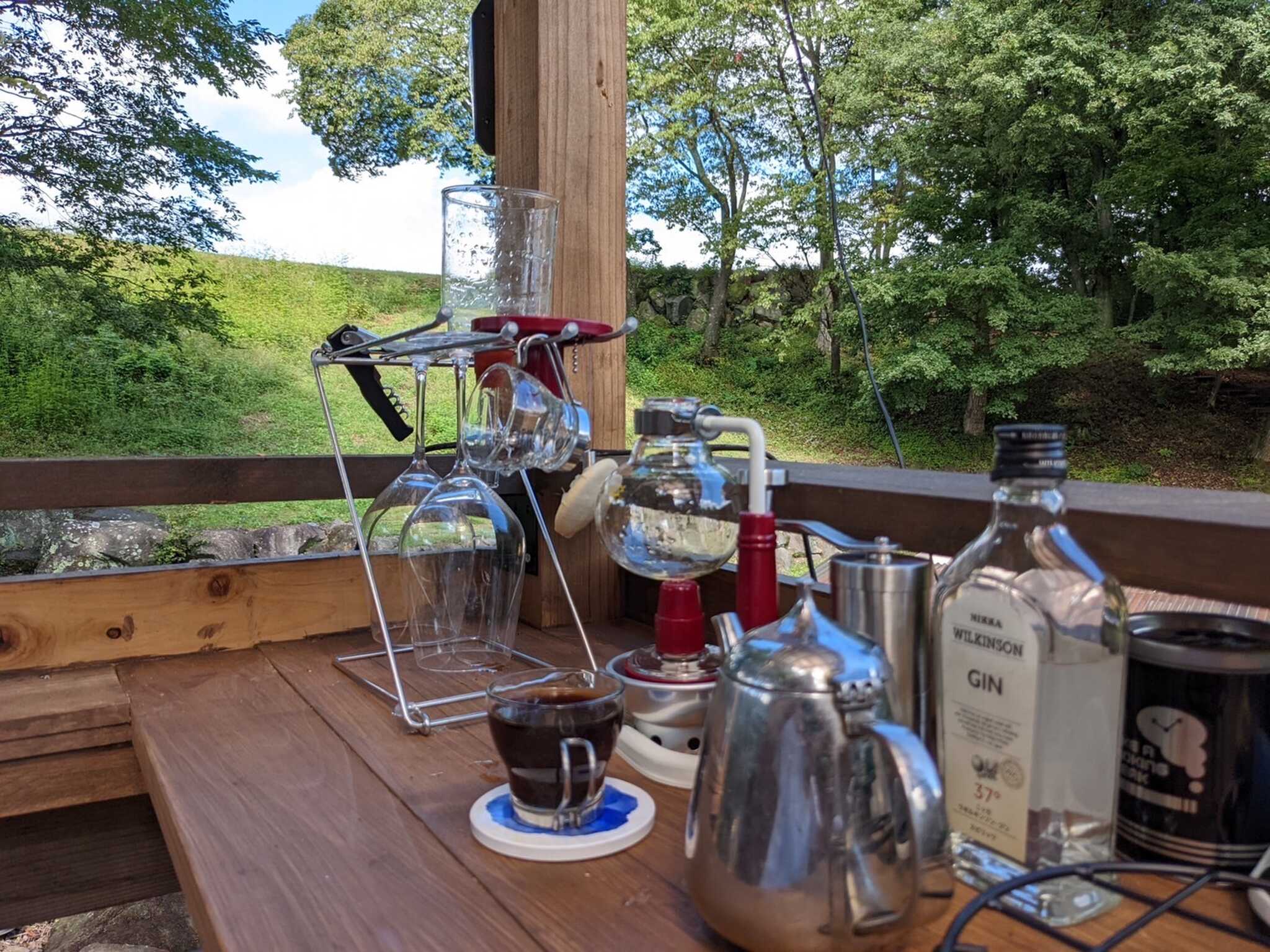 昭和レトロなコーヒーサイフォンはオーナーこだわり☕️夜は管理棟簡易キッチンスペースカウンターでお洒落なバー気分で特別なキャンプライフは如何ですか?