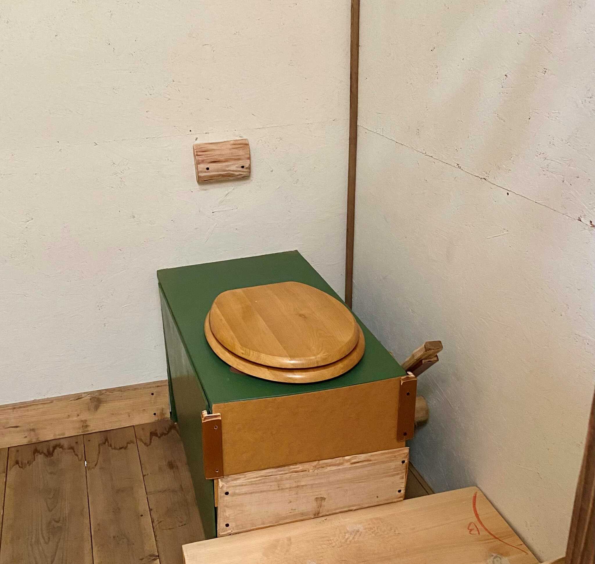 「コンポスト(堆肥)トイレ」 肥料として活用し、この里山の植物を育てていきます。 従来のトイレと異なる最も大きな特徴は、水を使わずに排せつ物を処理し山の資源に繋げて人間動物の出口が自然循環の入口になります。 汚水による土壌や水質への影響を最小限に抑え豊かな自然への挑戦でもあります。 (トイレ棟に各サイトごと清潔な個室トイレ)