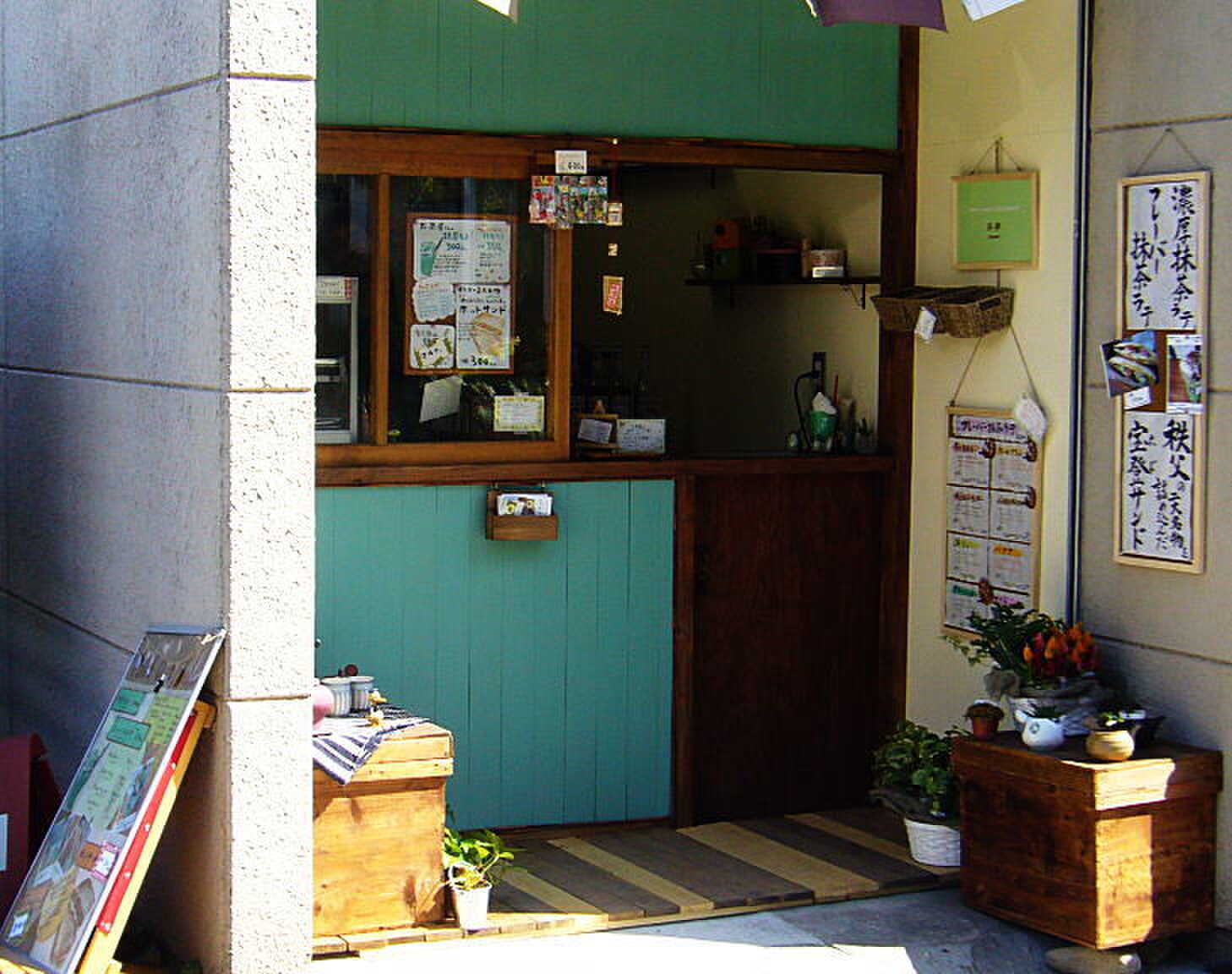 受付はお茶の新井園、抹茶ラテの茶夢にて。キャンプ場へは車で5分移動していただきます。