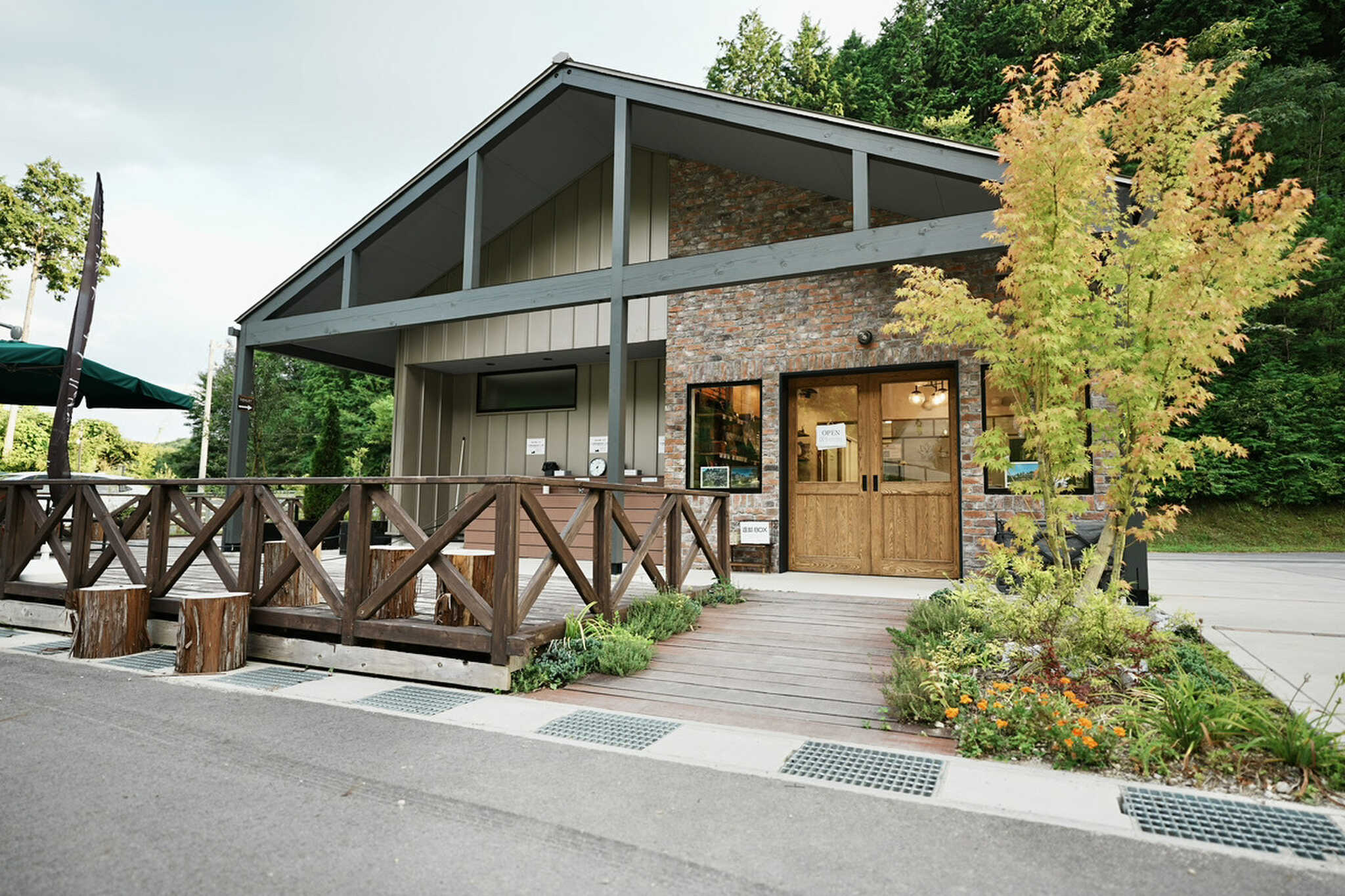 新築のオシャレな管理棟です♪トイレ・炊事場・シャワー等水周りは全てこの建物にございます。