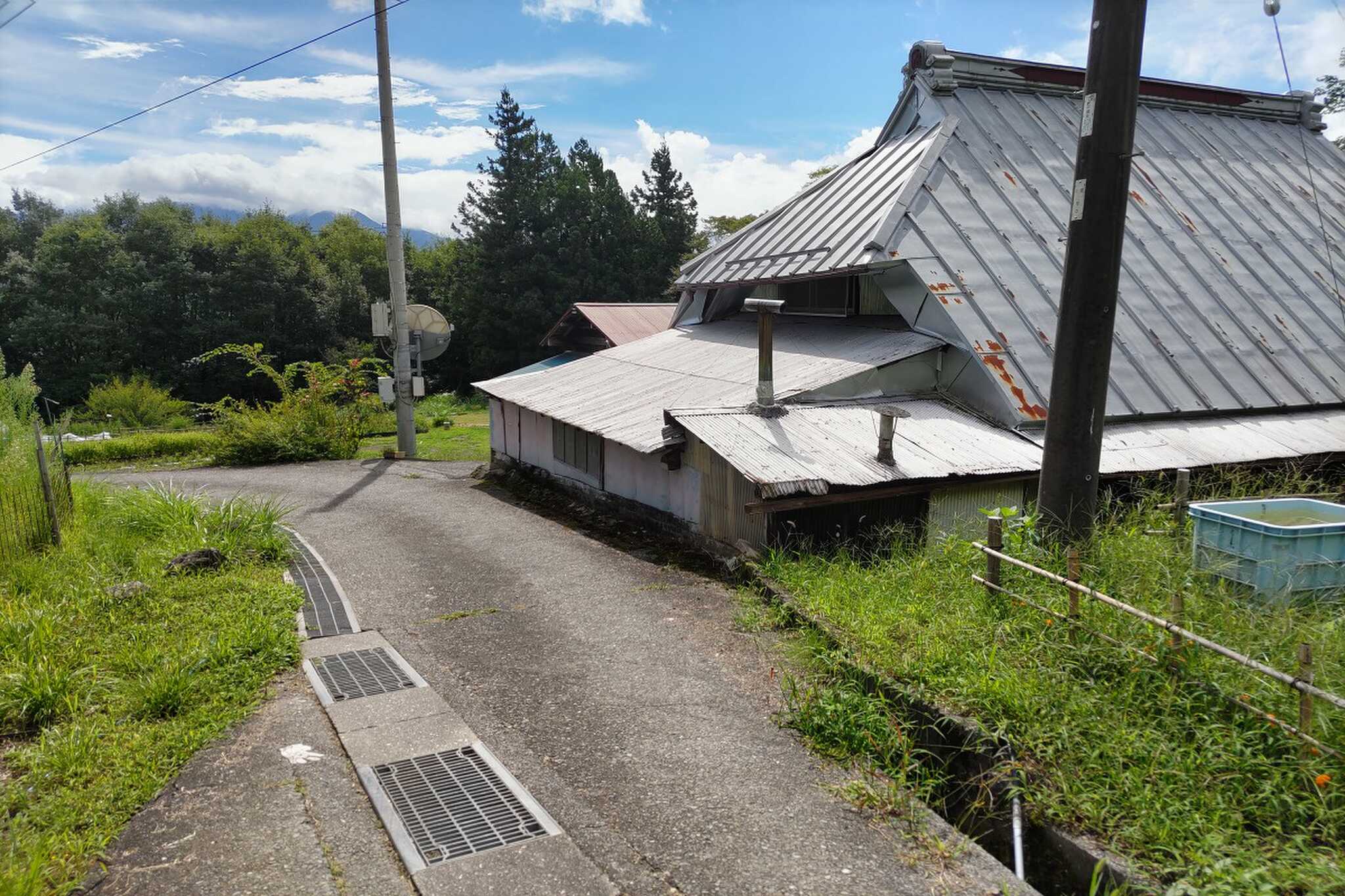 白色屋根の古民家