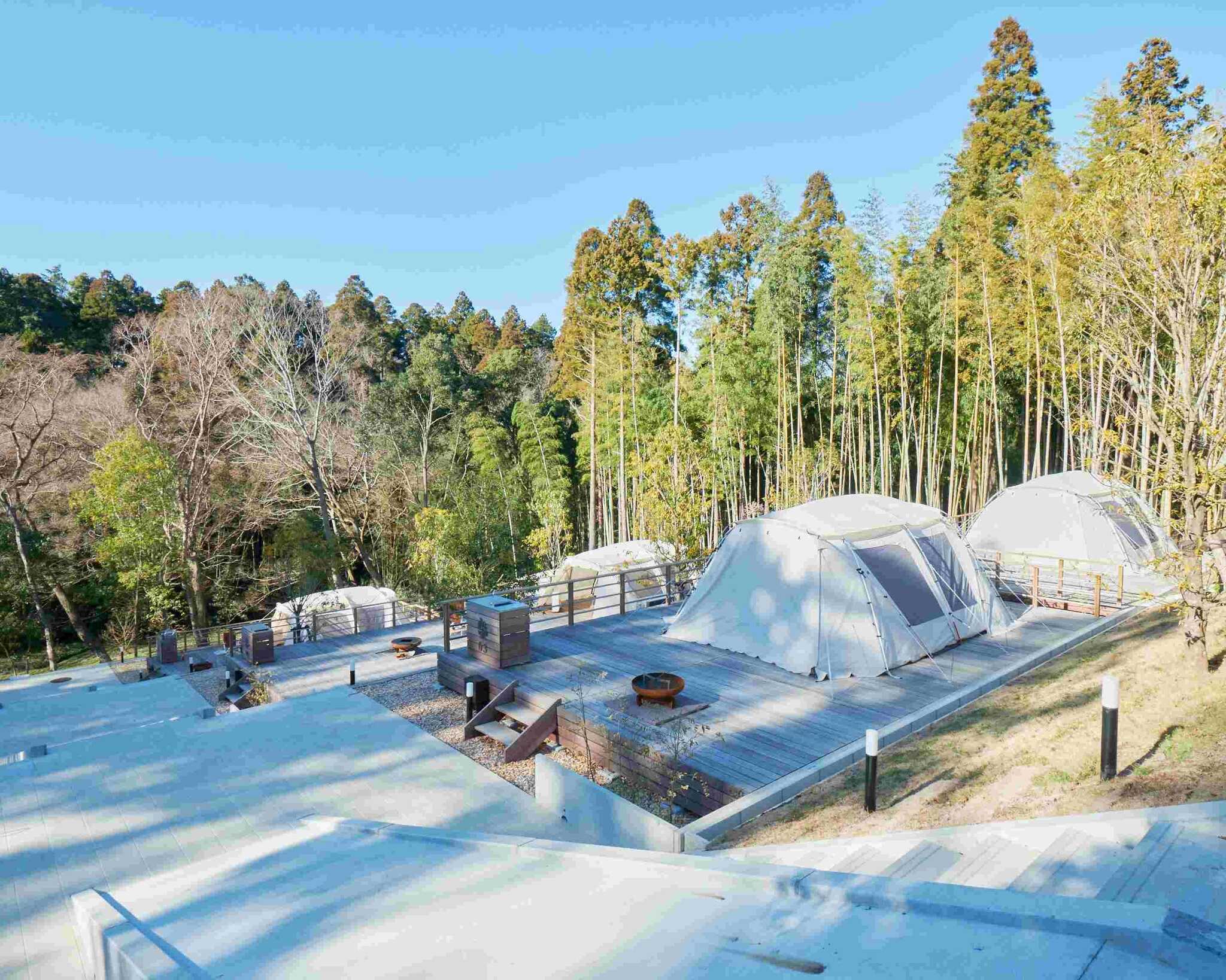 ウッドデッキ上に常設テントでお出迎えです。