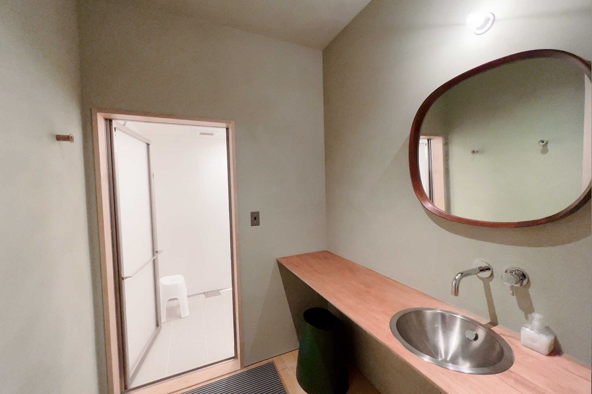 温水洗浄トイレも脱衣所つきシャワールームも完備。