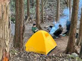 林間サイトのキャンプは、自然の中でのんびりと過ごすことができる贅沢な体験です。 木々の空間での木漏れ日を受けたサイトです。現在6サトありますので事前連絡していだければ、お友達と一緒にグルキャンも可能です。山の傾斜地に階段を整備中です。林間