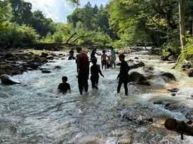 里山のキャンプ場では珍しく場内に小川が流れていますので、夏には水遊びができます。小川へは各サイトから行けますのでお子様と一緒にお楽しみください。近くには湧水が湧き出ています。