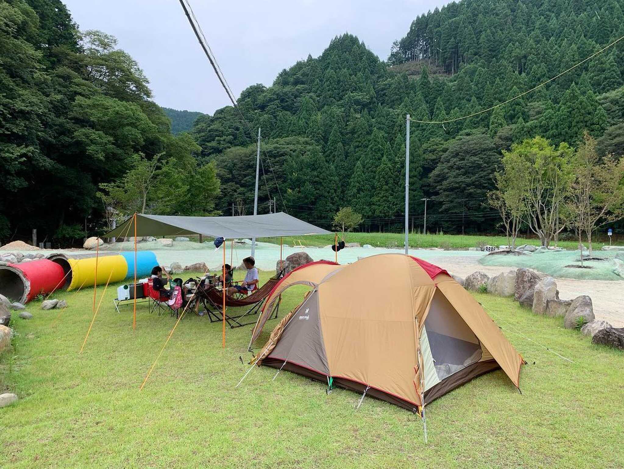 テント区画外観写真です。奥は広大な農園が広がります