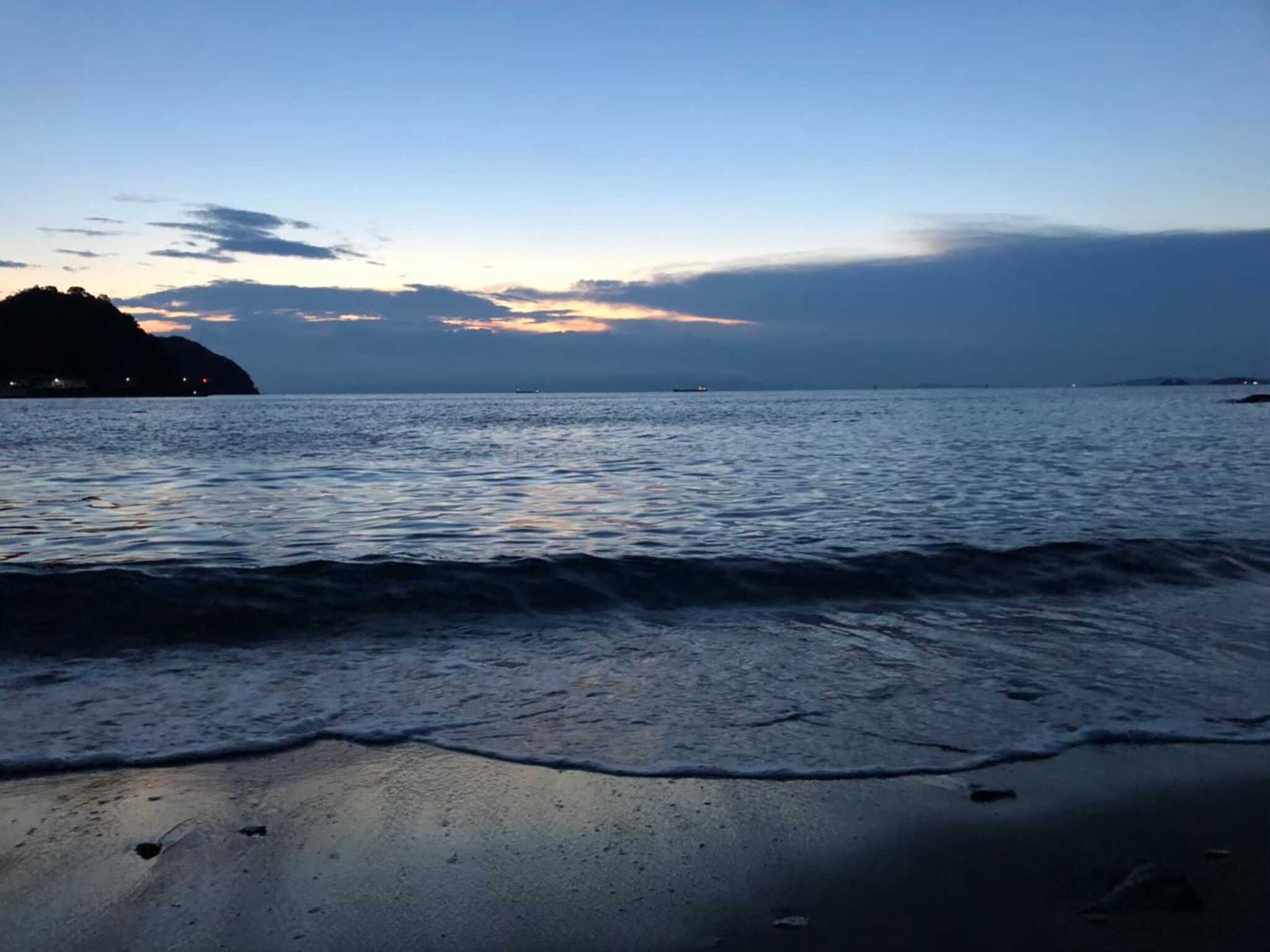 【海】 プライベートビーチで大自然を満喫! 全長100mに及ぶ、透明度の高いきれいな海。夕刻、ドラマチックに移り変わる美しいグラデーションも楽しめます。