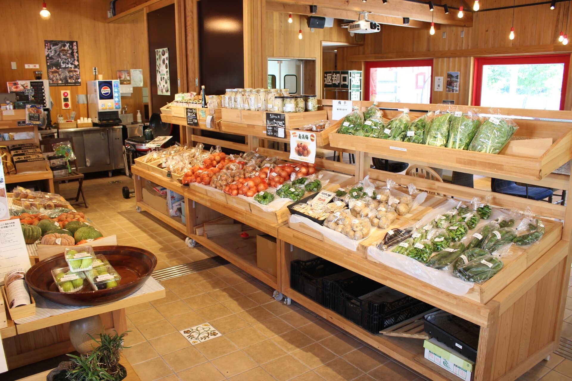 地元野菜直売所もございます