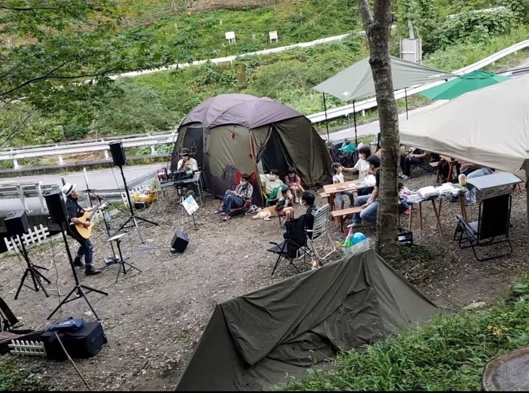 貸切通常サイトでは人数、テント数が自由の一律料金設定!イベントやパーティなどもできちゃいます。周りを気にせず、自分達だけのキャンプを楽しめます。周囲に他のお客様がいない離れたサイトになります。おすすめです♪写真は音楽&キャンプ貸切利用の様子です♪音楽、楽器、ペット可。