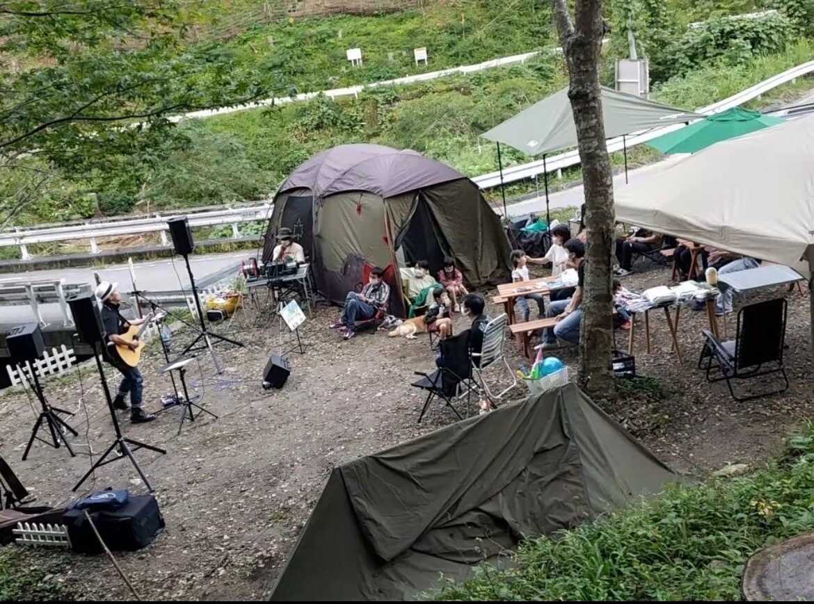 貸切通常サイトでは人数、テント数が自由の一律料金設定!イベントやパーティなどもできちゃいます。周りを気にせず、自分達だけのキャンプを楽しめます。周囲に他のお客様がいない離れたサイトになります。おすすめです♪写真は音楽&キャンプ貸切利用の様子です♪音楽、楽器、ペット可。