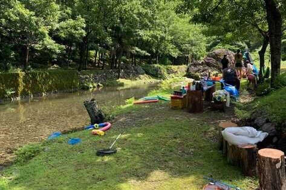道を渡ってもらうと川遊びもできます