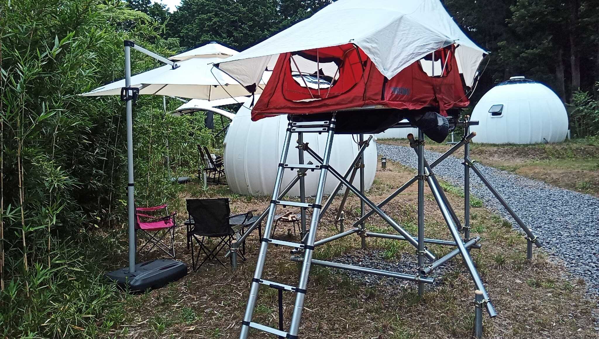 眺望、通風最高。テント下は秘密基地感覚のプライベートエリア。