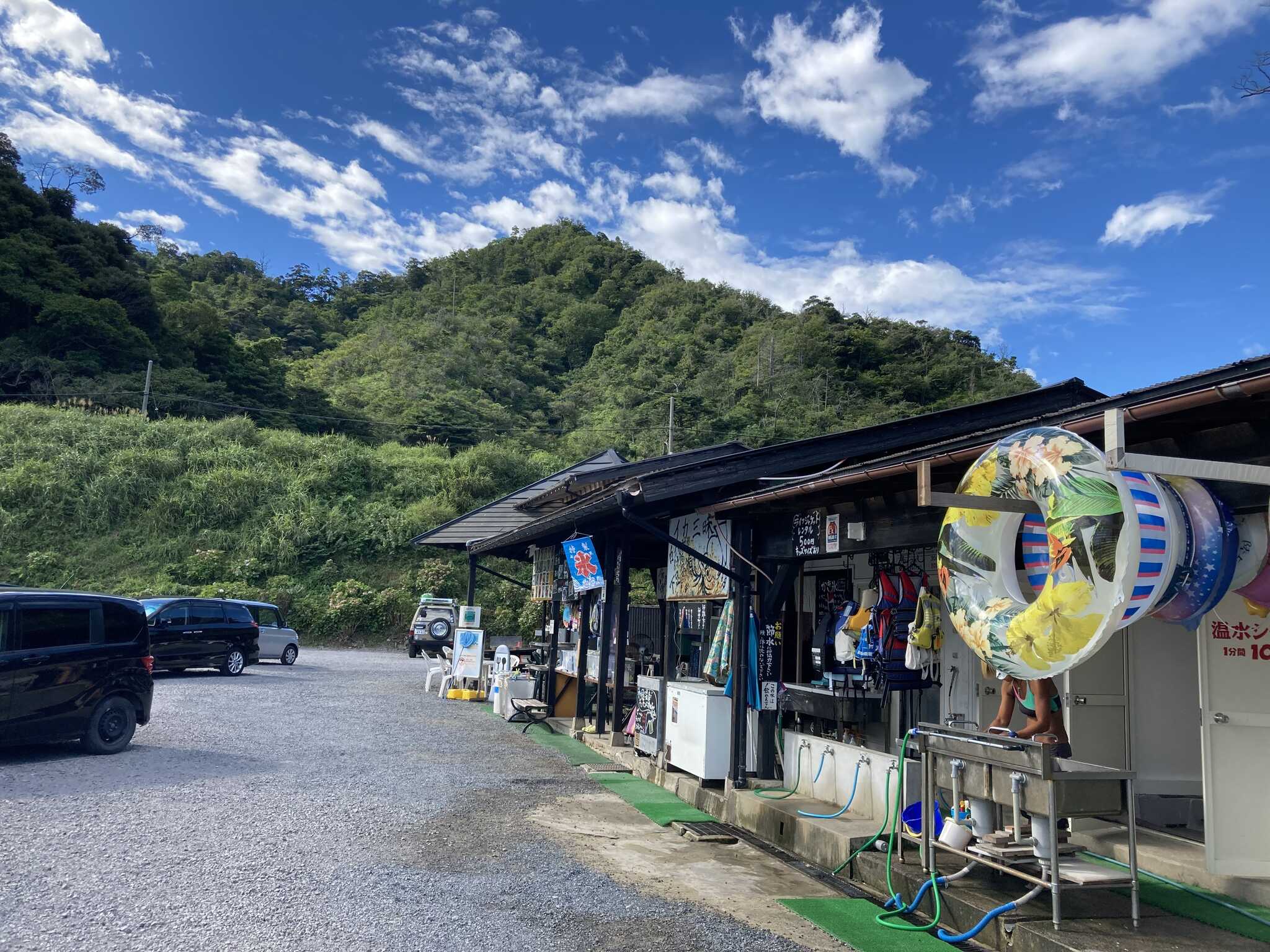 キャンプ道具やボードを洗えるホース付きの洗い場